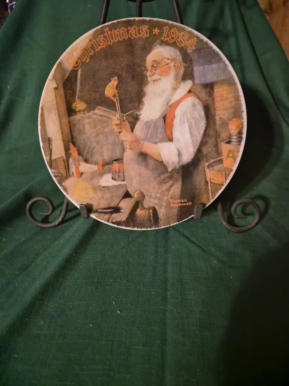 Norman Rockwell Christmas 1984 Decorative Plate in Red, White, Brown